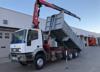 Camión de ocasión marca IVECO 
 modelo MP260E31/TN,  6X2, de 310cv, con 214.013km con caja basculante del año 2000 y grúa FASSI 195A.24 del año 2005.