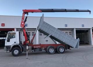 Used truck IVECO MP260E31/TN,  6X2, of 310cv, year 2000 with tipper box and with FASSI 195A.24 year 2005.