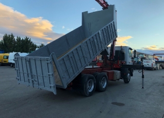 Used truck IVECO MP260E31/TN,  6X2, of 310cv, year 2000 with tipper box and with FASSI 195A.24 year 2005.