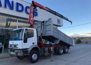 Camión de ocasión marca IVECO 
 modelo MP260E31/TN,  6X2, de 310cv, con 214.013km con caja basculante del año 2000 y grúa FASSI 195A.24 del año 2005.