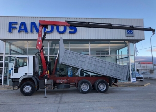 Camión de ocasión marca IVECO 
 modelo MP260E31/TN,  6X2, de 310cv, con 214.013km con caja basculante del año 2000 y grúa FASSI 195A.24 del año 2005.