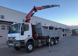 Camión de ocasión marca IVECO 
 modelo MP260E31/TN,  6X2, de 310cv, con 214.013km con caja basculante del año 2000 y grúa FASSI 195A.24 del año 2005.