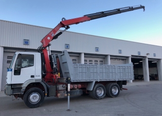 Camión de ocasión marca IVECO 
 modelo MP260E31/TN,  6X2, de 310cv, con 214.013km con caja basculante del año 2000 y grúa FASSI 195A.24 del año 2005.