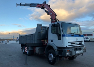 Camión de ocasión marca IVECO 
 modelo MP260E31/TN,  6X2, de 310cv, con 214.013km con caja basculante del año 2000 y grúa FASSI 195A.24 del año 2005.