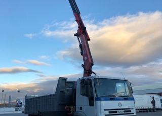 Camión de ocasión marca IVECO 
 modelo MP260E31/TN,  6X2, de 310cv, con 214.013km con caja basculante del año 2000 y grúa FASSI 195A.24 del año 2005.