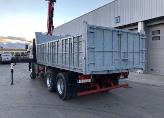 Camión de ocasión marca IVECO 
 modelo MP260E31/TN,  6X2, de 310cv, con 214.013km con caja basculante del año 2000 y grúa FASSI 195A.24 del año 2005.