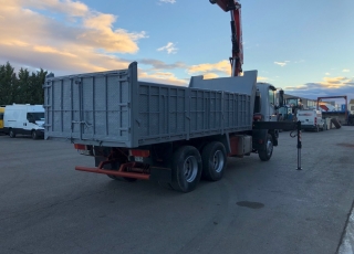 Camión de ocasión marca IVECO 
 modelo MP260E31/TN,  6X2, de 310cv, con 214.013km con caja basculante del año 2000 y grúa FASSI 195A.24 del año 2005.