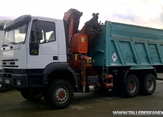 Camión IVECO MP380E38W, 6x6, balculante con grua Fassi F240, del año 2003, con 74500km.