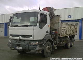 Camión Renault 400.26 con caja basculante y grúa HMC 2123K4 con remolque portamaquinas de 3 ejes. 