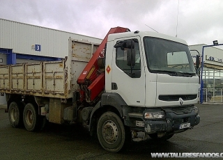 Camión Renault 400.26 con caja basculante y grúa HMC 2123K4 con remolque portamaquinas de 3 ejes. 