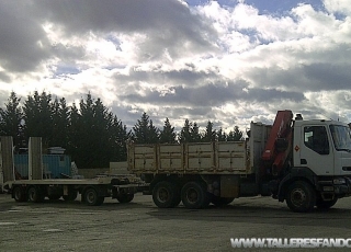 Camión Renault 400.26 con caja basculante y grúa HMC 2123K4 con remolque portamaquinas de 3 ejes. 