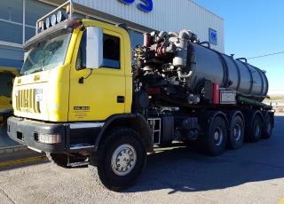 Nueva entrada en stock tractora ASTRA HD7C 66.45, 6x6, 450cv con cambio manual y 6 ruedas sencillas anchas 14R20, del año 2005 con 538.208km y 7.124 horas, con cisterna de purin de 23.500 litros de capacidad, mando a distancia y GPS, con depresor independiente.  Camión que por su configuración se adapta fácilmente a cualquier terreno, ágil, reducido radio de giro, para trabajar en las condiciones de más dificultad, terrenos labrados, con tierra removida .... La mitad de la cisterna descansa en la tractora por lo que la capacidad de agarre es increíble.  Es mas flexible que un rígido, más capacidad de carga, gira más, tiene más tracción, ensucia menos la carretera, es más polivalente ya que se puede desenganchar la cisterna y poner una bañera basculante, una plataforma, una góndola...