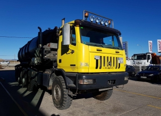 Nueva entrada en stock tractora ASTRA HD7C 66.45, 6x6, 450cv con cambio manual y 6 ruedas sencillas anchas 14R20, del año 2005 con 538.208km y 7.124 horas, con cisterna de purin de 23.500 litros de capacidad, mando a distancia y GPS, con depresor independiente.  Camión que por su configuración se adapta fácilmente a cualquier terreno, ágil, reducido radio de giro, para trabajar en las condiciones de más dificultad, terrenos labrados, con tierra removida .... La mitad de la cisterna descansa en la tractora por lo que la capacidad de agarre es increíble.  Es mas flexible que un rígido, más capacidad de carga, gira más, tiene más tracción, ensucia menos la carretera, es más polivalente ya que se puede desenganchar la cisterna y poner una bañera basculante, una plataforma, una góndola...