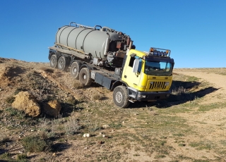 Nueva entrada en stock tractora ASTRA HD7C 66.45, 6x6, 450cv con cambio manual y 6 ruedas sencillas anchas 14R20, del año 2005 con 538.208km y 7.124 horas, con cisterna de purin de 23.500 litros de capacidad, mando a distancia y GPS, con depresor independiente.  Camión que por su configuración se adapta fácilmente a cualquier terreno, ágil, reducido radio de giro, para trabajar en las condiciones de más dificultad, terrenos labrados, con tierra removida .... La mitad de la cisterna descansa en la tractora por lo que la capacidad de agarre es increíble.  Es mas flexible que un rígido, más capacidad de carga, gira más, tiene más tracción, ensucia menos la carretera, es más polivalente ya que se puede desenganchar la cisterna y poner una bañera basculante, una plataforma, una góndola...