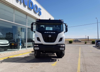 Nueva Tractora  IVECO ASTRA HD9 64.50, 6x4 de 500cv, Euro 6 manual con intarder para 130Tn.  - Aire acondicionado.
 - Ventana pared trasera cabina.
 - Radio bluetooh.
 - Visera exterior.
 - Avisador acustico marcha atrás.
 - Barra estabilizadora en eje trasero.
 - Espejos retovisores calefactados y electricos.
 - Suspension parabolica delantera reforzada 9tn.
 - Faros rotativos LED naranjas.
 - Escalon de inspección.
 - Camaras de freno de estacionamiento adicionales.
 - Calentamiento deposito urea y gasoleo.
 - 5ª rueda 3 1/2".
 - Freno de estacionamiento en todos ejes.
 - Asiento de confort.
 - ASR y  ABS Off Road.
 - Cierre centralizado.
 - Toma de aire auxiliar en chasis.
 - Claxon electroneumatico.
 - Calandra Desing pack negra.
 - Cambio manual con intarder.
 - Neumaticos Pirelli 385/65R22,5 y 315/80R22,5