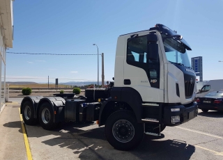 Nueva Tractora  IVECO ASTRA HD9 64.50, 6x4 de 500cv, Euro 6 manual con intarder para 130Tn.  - Aire acondicionado.
 - Ventana pared trasera cabina.
 - Radio bluetooh.
 - Visera exterior.
 - Avisador acustico marcha atrás.
 - Barra estabilizadora en eje trasero.
 - Espejos retovisores calefactados y electricos.
 - Suspension parabolica delantera reforzada 9tn.
 - Faros rotativos LED naranjas.
 - Escalon de inspección.
 - Camaras de freno de estacionamiento adicionales.
 - Calentamiento deposito urea y gasoleo.
 - 5ª rueda 3 1/2".
 - Freno de estacionamiento en todos ejes.
 - Asiento de confort.
 - ASR y  ABS Off Road.
 - Cierre centralizado.
 - Toma de aire auxiliar en chasis.
 - Claxon electroneumatico.
 - Calandra Desing pack negra.
 - Cambio manual con intarder.
 - Neumaticos Pirelli 385/65R22,5 y 315/80R22,5