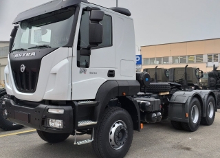 Nueva Tractora  IVECO ASTRA HD9 64.54, 6x4 de 540cv, Euro 3 manual.  - Cabina larga de dos plazas y una litera. 
- Asiento del conductor con suspensión neumática. 
- Elevalunas eléctricos 
- Filtro de aspiración en seco, con doble cartucho y ciclón Donaldson. 
- Escape del motor vertical, con doble protección. 
- Neumáticos: 13 R22,5 
- Aire acondicionado. 
- Visera parasol. 
- Faros rotativos sobre techo. 
- Radio bluetooth 
- Relación trasera 5:08 
- 5ª Rueda Jost 38C 3,5” 
- Calandra bicolor 
- Filtro gasoil adicional