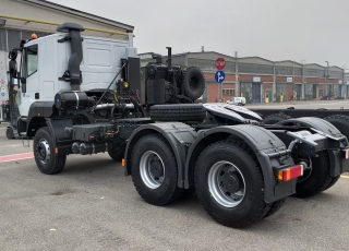 Nueva Tractora  IVECO ASTRA HD9 64.54, 6x4 de 540cv, Euro 3 manual.  - Cabina larga de dos plazas y una litera. 
- Asiento del conductor con suspensión neumática. 
- Elevalunas eléctricos 
- Filtro de aspiración en seco, con doble cartucho y ciclón Donaldson. 
- Escape del motor vertical, con doble protección. 
- Neumáticos: 13 R22,5 
- Aire acondicionado. 
- Visera parasol. 
- Faros rotativos sobre techo. 
- Radio bluetooth 
- Relación trasera 5:08 
- 5ª Rueda Jost 38C 3,5” 
- Calandra bicolor 
- Filtro gasoil adicional