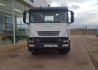 Cabeza tractora de obras IVECO Trakker AD400T41, 4x2, con 399.816km, del año 2007, manual con intarder, equipo hidráulico, cardillas y suspension de ballestas.