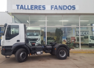 Cabeza tractora de obras IVECO Trakker AD400T41, 4x2, con 399.816km, del año 2007, manual con intarder, equipo hidráulico, cardillas y suspension de ballestas.