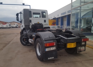 Cabeza tractora de obras IVECO Trakker AD400T41, 4x2, con 399.816km, del año 2007, manual con intarder, equipo hidráulico, cardillas y suspension de ballestas.