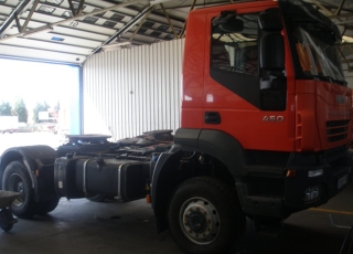 Cabeza tractora AD400T44WT, 4x4, del año 2007