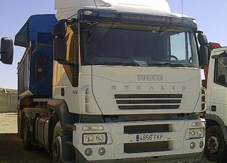 Tractora IVECO AT440S42TP, manual con intarder,  con bañera de hierro basculante de dos ejes.  VENDIDO