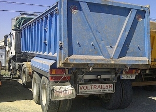 Tractora IVECO AT440S42TP, manual con intarder,  con bañera de hierro basculante de dos ejes.  VENDIDO