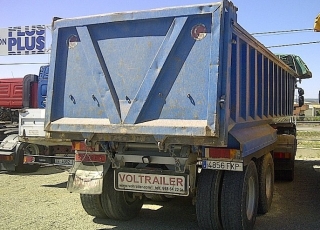 Tractora IVECO AT440S42TP, manual con intarder,  con bañera de hierro basculante de dos ejes.  VENDIDO