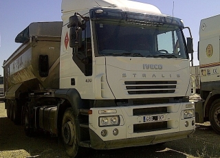 Tractora IVECO AT440S43TP eurotronic con intarder y equipo hidraulico.  Bañera de basculante de Aluminio de 3 ejes.