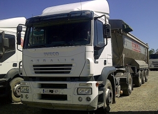 Tractora IVECO AT440S43TP eurotronic con intarder y equipo hidraulico.  Bañera de basculante de Aluminio de 3 ejes.