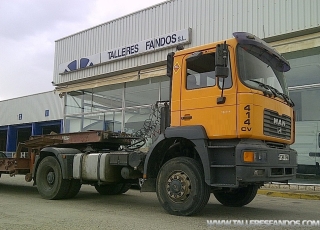 Tractora MAN 19.414 FLT, 4x4, 420CV, con suspensión de ballestas y equipo hidraulico. Fabricación año 2000.