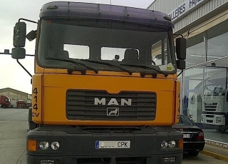 Tractora MAN 19.414 FLT, 4x4, 420CV, con suspensión de ballestas y equipo hidraulico. Fabricación año 2000.