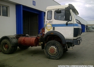 Tractora usada marca Mercedes modelo 1929AK, 4x4, manual, del año 1991, suspensión de ballestas, freno eléctrico y engrase centralizado.