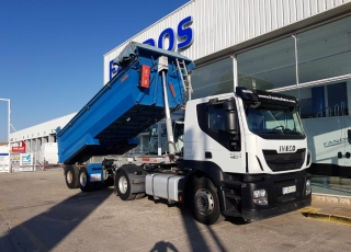 Cabeza tractora IVECO AT440S42T/P, Hi Road, manual, Euro 6, del año 2014 con 160.450km, con equipo hidráulico y bañera del año 2006, de dos ejes con doble rueda, suspensión de ballesta y frenos de tambor.