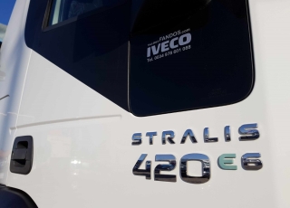 Cabeza tractora IVECO AT440S42T/P, Hi Road, manual, Euro 6, del año 2014 con 160.450km, con equipo hidráulico y bañera del año 2006, de dos ejes con doble rueda, suspensión de ballesta y frenos de tambor.