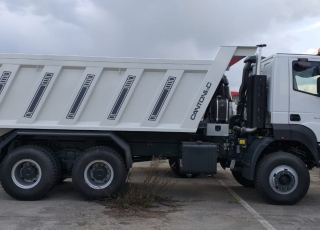 Camión dumper  EURO3
ASTRA HD9 64.38 6x4, 380cv  Con climatizador aire acondicionado,
Visera,
Avisador acústico de marcha atrás,
Ballestas anteriores y posteriores reforzadas,
Faros rotativos.  Camión caja volquete para rocas CANTONI de 15m3.