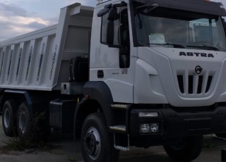 Camión dumper  EURO3
ASTRA HD9 64.38 6x4, 380cv  Con climatizador aire acondicionado,
Visera,
Avisador acústico de marcha atrás,
Ballestas anteriores y posteriores reforzadas,
Faros rotativos.  Camión caja volquete para rocas CANTONI de 15m3.