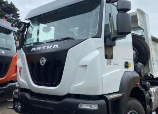 Nuevo IVECO ASTRA HD9 64.45, 6x4 de 450cv, Euro 6 con el siguiente equipamiento:  - Aire acondicionado.
 - Visera.
 - Asiento conductor Confort.
 - Gancho de maniobra trasero.
 - Radio Bluetooh con manos libres.
 - Calandra bicolor
 - Deposito de urea calefactado.
 - Cambio manual.  Carrozado con caja volquete CANTONI de 14m3.