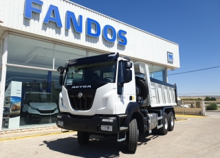 Nuevo IVECO ASTRA HD9 64.45, 6x4 de 450cv, Euro 6 con el siguiente equipamiento:  - Aire acondicionado.
 - Visera.
 - Asiento conductor Confort.
 - Gancho de maniobra trasero.
 - Radio Bluetooh con manos libres.
 - Calandra bicolor
 - Deposito de urea calefactado.
 - Cambio manual.  Carrozado con caja volquete CANTONI de 14m3.