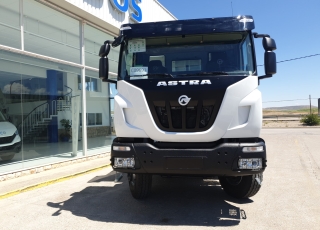 Nuevo IVECO ASTRA HD9 64.45, 6x4 de 450cv, Euro 6 con el siguiente equipamiento:  - Aire acondicionado.
 - Visera.
 - Asiento conductor Confort.
 - Gancho de maniobra trasero.
 - Radio Bluetooh con manos libres.
 - Calandra bicolor
 - Deposito de urea calefactado.
 - Cambio manual.  Carrozado con caja volquete CANTONI de 14m3.