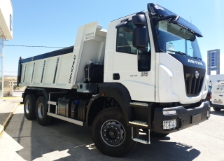 Nuevo IVECO ASTRA HD9 64.45, 6x4 de 450cv, Euro 6 con el siguiente equipamiento:  - Aire acondicionado.
 - Visera.
 - Asiento conductor Confort.
 - Gancho de maniobra trasero.
 - Radio Bluetooh con manos libres.
 - Calandra bicolor
 - Deposito de urea calefactado.
 - Cambio manual.  Carrozado con caja volquete CANTONI de 14m3.