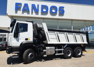 Nuevo IVECO ASTRA HD9 64.45, 6x4 de 450cv, Euro 6 con el siguiente equipamiento:  - Aire acondicionado.
 - Visera.
 - Asiento conductor Confort.
 - Gancho de maniobra trasero.
 - Radio Bluetooh con manos libres.
 - Calandra bicolor
 - Deposito de urea calefactado.
 - Cambio manual.  Carrozado con caja volquete CANTONI de 14m3.