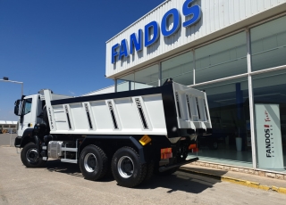 Nuevo IVECO ASTRA HD9 64.45, 6x4 de 450cv, Euro 6 con el siguiente equipamiento:  - Aire acondicionado.
 - Visera.
 - Asiento conductor Confort.
 - Gancho de maniobra trasero.
 - Radio Bluetooh con manos libres.
 - Calandra bicolor
 - Deposito de urea calefactado.
 - Cambio manual.  Carrozado con caja volquete CANTONI de 14m3.