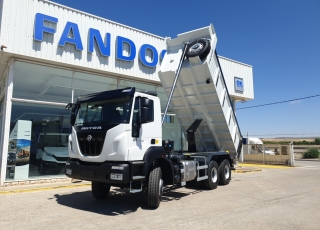 Nuevo IVECO ASTRA HD9 64.45, 6x4 de 450cv, Euro 6 con el siguiente equipamiento:  - Aire acondicionado.
 - Visera.
 - Asiento conductor Confort.
 - Gancho de maniobra trasero.
 - Radio Bluetooh con manos libres.
 - Calandra bicolor
 - Deposito de urea calefactado.
 - Cambio manual.  Carrozado con caja volquete CANTONI de 14m3.