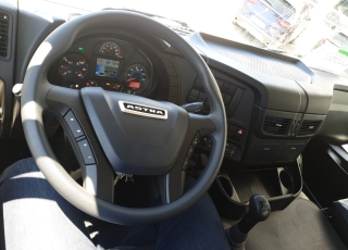 Nuevo IVECO ASTRA HD9 64.45, 6x4 de 450cv, Euro 6 con el siguiente equipamiento:  - Aire acondicionado.
 - Visera.
 - Asiento conductor Confort.
 - Gancho de maniobra trasero.
 - Radio Bluetooh con manos libres.
 - Calandra bicolor
 - Deposito de urea calefactado.
 - Cambio manual.  Carrozado con caja volquete CANTONI de 14m3.