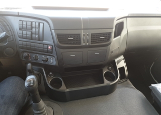 Nuevo IVECO ASTRA HD9 64.45, 6x4 de 450cv, Euro 6 con el siguiente equipamiento:  - Aire acondicionado.
 - Visera.
 - Asiento conductor Confort.
 - Gancho de maniobra trasero.
 - Radio Bluetooh con manos libres.
 - Calandra bicolor
 - Deposito de urea calefactado.
 - Cambio manual.  Carrozado con caja volquete CANTONI de 14m3.