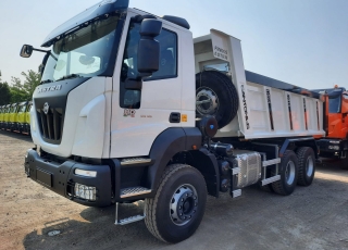 Nuevo IVECO ASTRA HD9 64.45, 6x4 de 450cv, Euro 6 con el siguiente equipamiento:  - Aire acondicionado.
 - Visera.
 - Asiento conductor Confort.
 - Gancho de maniobra trasero.
 - Radio Bluetooh con manos libres.
 - Calandra bicolor
 - Deposito de urea calefactado.
 - Cambio manual.  Carrozado con caja volquete CANTONI de 14m3.