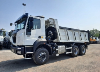 Nuevo IVECO ASTRA HD9 64.45, 6x4 de 450cv, Euro 6 con el siguiente equipamiento:  - Aire acondicionado.
 - Visera.
 - Asiento conductor Confort.
 - Gancho de maniobra trasero.
 - Radio Bluetooh con manos libres.
 - Calandra bicolor
 - Deposito de urea calefactado.
 - Cambio manual.  Carrozado con caja volquete CANTONI de 14m3.