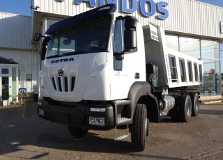 Nuevo IVECO ASTRA HD9 64.45, 6x4, con motor Cursor 13 de 450cv, Euro 6 con el siguiente equipamiento:  - Aire acondicionado.
 - Visera.
 - Espejos eléctricos.
 - Asiento conductor Confort.
 - Gancho de maniobra trasero.
 - Radio Bluetooh con manos libres.
 - Ventana trasera.
 - Cambio manual.  Carrozado con caja volquete CANTONI de 14m3.